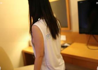 ROSI全套图集，白色丝袜和大胆的无声对话。