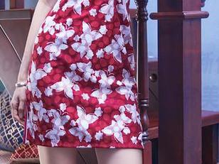 TouTiao头条女神 - 梁芮溪最新作品，牛仔裤与她的气质形成了一种完美默契！