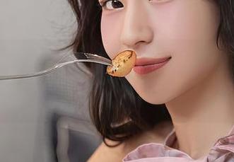 Xiuren秀人网 - 照片里的小Kiki，穿着制服，一种莫名的雅痞气息。
