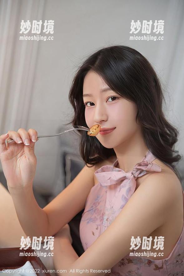 Xiuren秀人网 - 照片里的小Kiki，穿着制服，一种莫名的雅痞气息。-妙时境