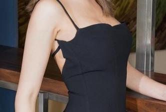 克拉女神 - 大阳的白裙写真，无意间成了众生瞩目的焦点