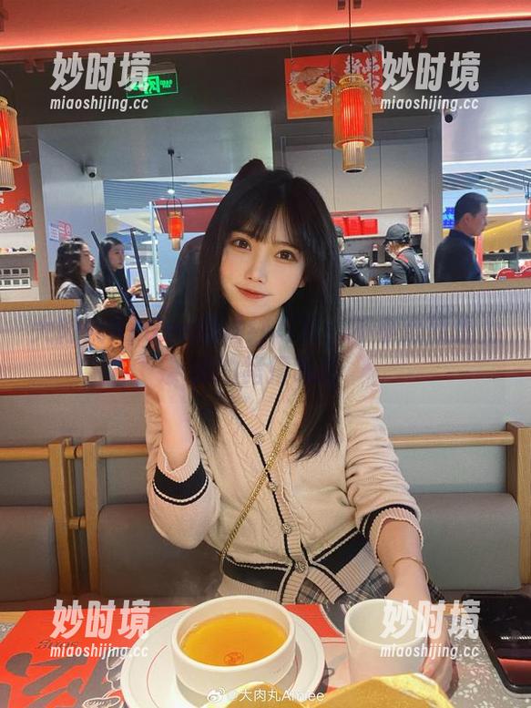 大肉丸Amiee的婚纱写真：不小心就想为她的裙摆喝彩-妙时境