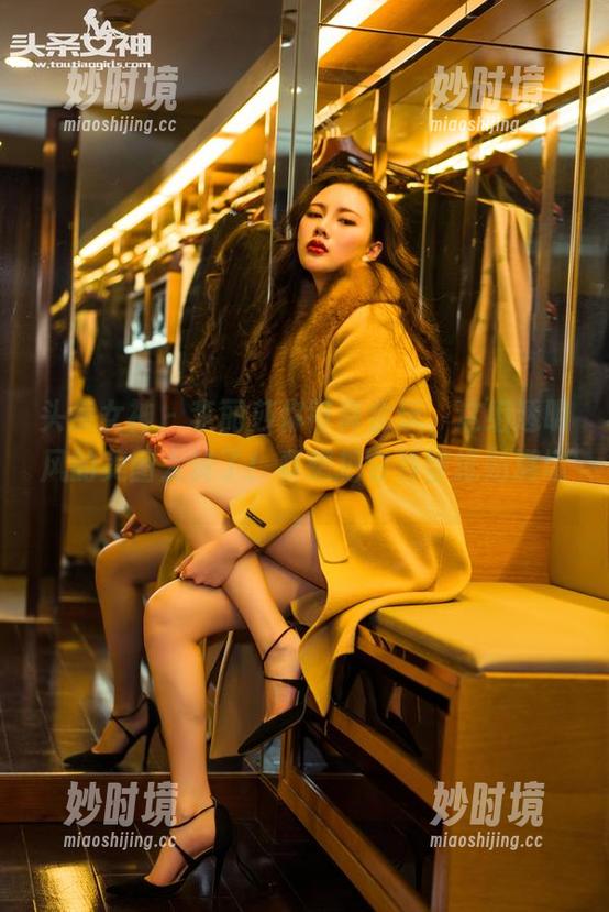 头条女神 - 李丽莎你可真会玩，这组透明风的美图太赞了！真想把它当壁纸贴满墙。-妙时境