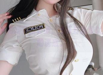 女主K的新美图更新，吊带打扮难以抵挡的诱惑。