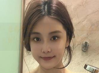 微密圈 - 看着奶雯在浴室里的写真，多少有种‘意外’的美好，也不能太过沉迷。