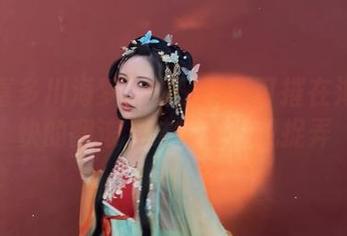 回到喜多川海梦：妍子坚不可摧在海里欢快的翻滚，结果被海风捉弄