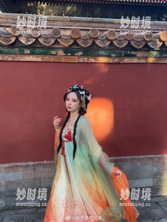 回到喜多川海梦：妍子坚不可摧在海里欢快的翻滚，结果被海风捉弄-妙时境