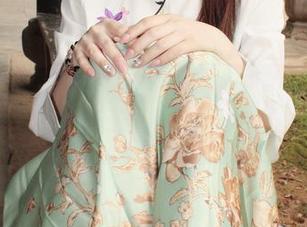 小众视觉 - 精选美图中，燕子的校服好像在低语青春的初恋