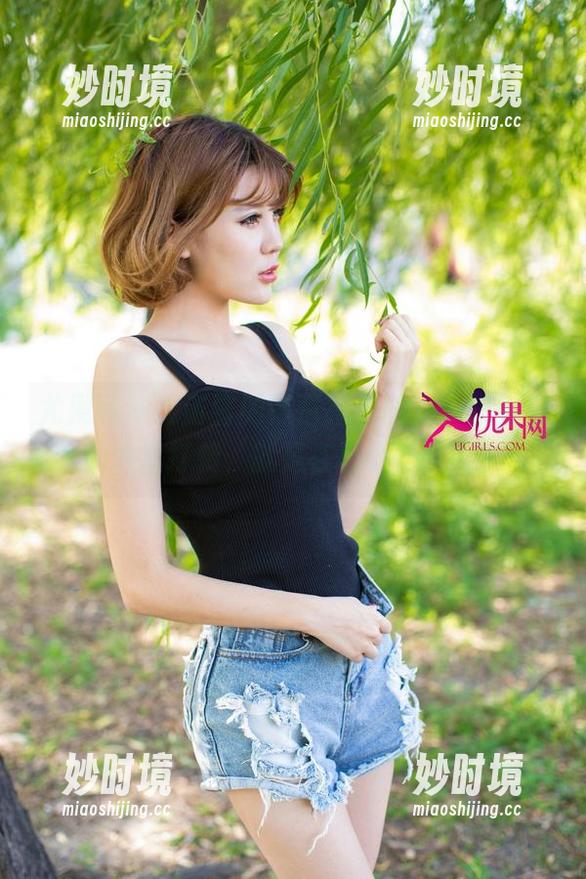 尤果网 - 沈诺馨的黑白高清图集，眼睛在泳池里打转，就是在思考什么呢？-妙时境