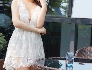 尤蜜荟 - 夜店旅行家周波儿的定制写真，想让人盯着看还不敢