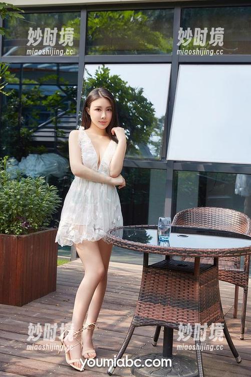 尤蜜荟 - 夜店旅行家周波儿的定制写真，想让人盯着看还不敢-妙时境