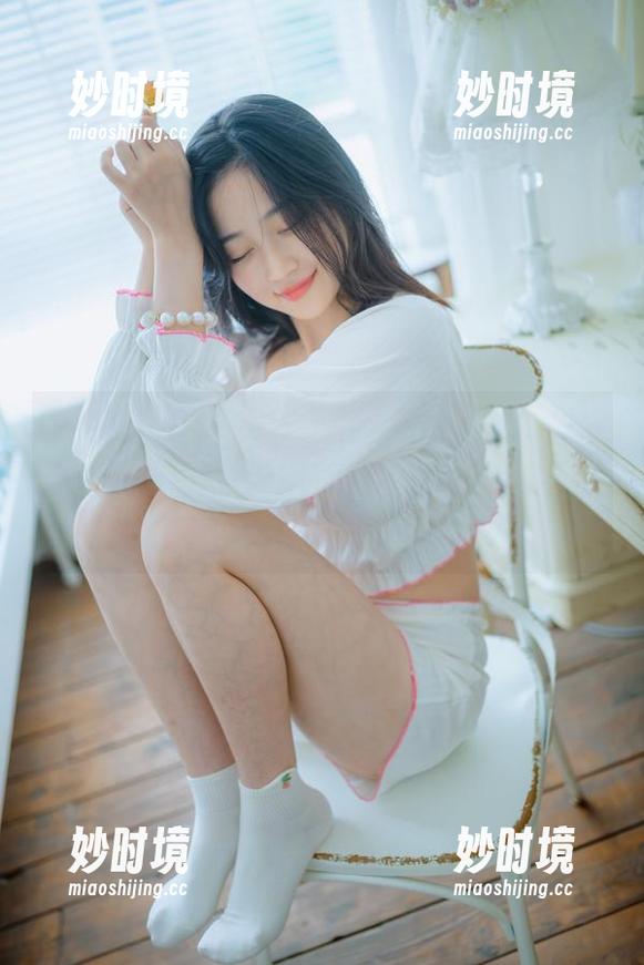 年年Nnian你猜这“年”得多长，三月榕比你想的还飘逸！私拍图包，有你想不到的“榕”情万种。-妙时境
