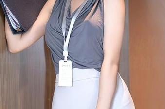 白靡烟旗袍加持，抖娘利世的私拍是真心难懂——美图里总有点不一样的味道。