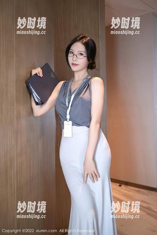 白靡烟旗袍加持，抖娘利世的私拍是真心难懂——美图里总有点不一样的味道。-妙时境