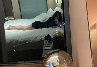 微密圈 - 林子喵Lynne的白衬衫：真想把这作品打包到网盘里，隔天开箱看！