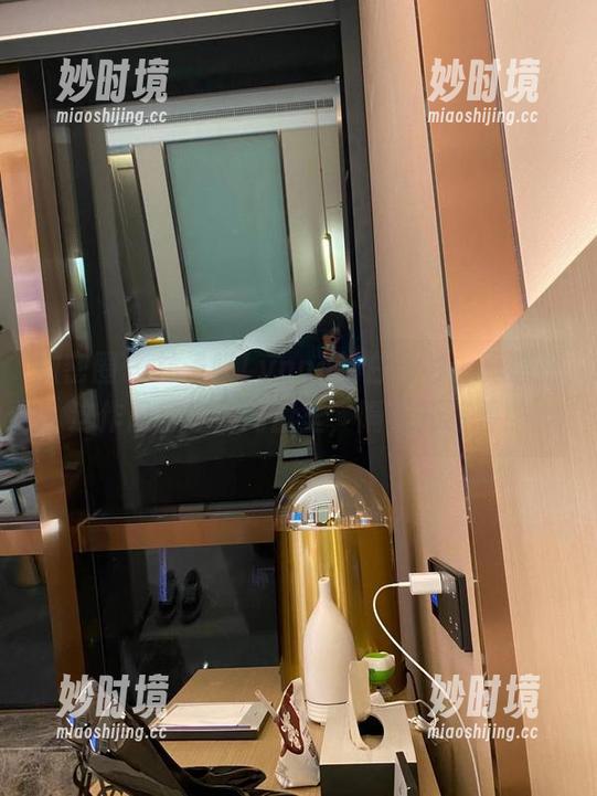 微密圈 - 林子喵Lynne的白衬衫：真想把这作品打包到网盘里，隔天开箱看！-妙时境