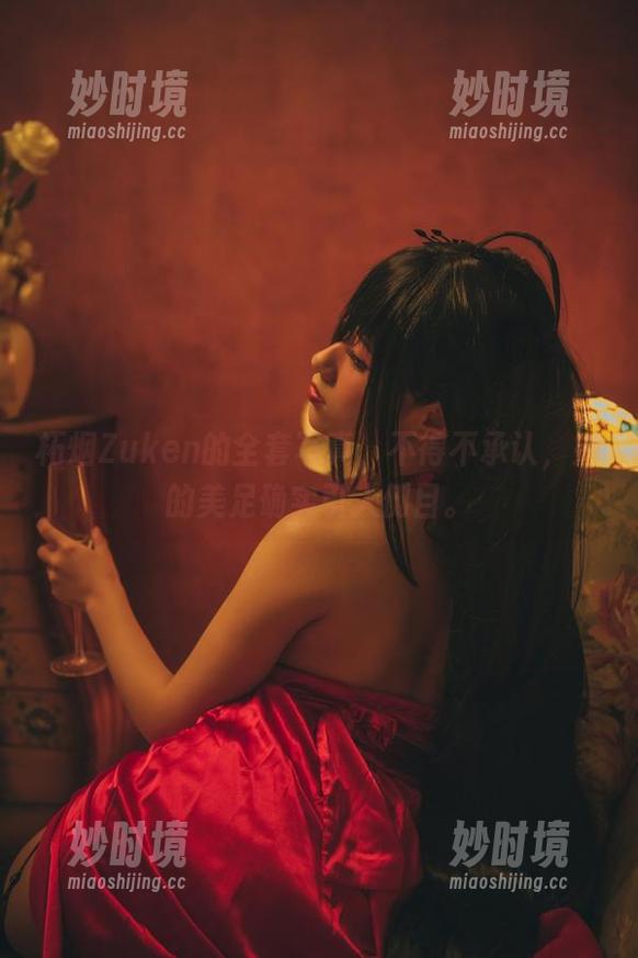 柘烟Zuken的全套写真，不得不承认，她的美足确实引人侧目。-妙时境