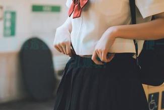 河豚抚子的写真透着一股冷意，原图里随便一瞥，小恶魔味儿爆表！