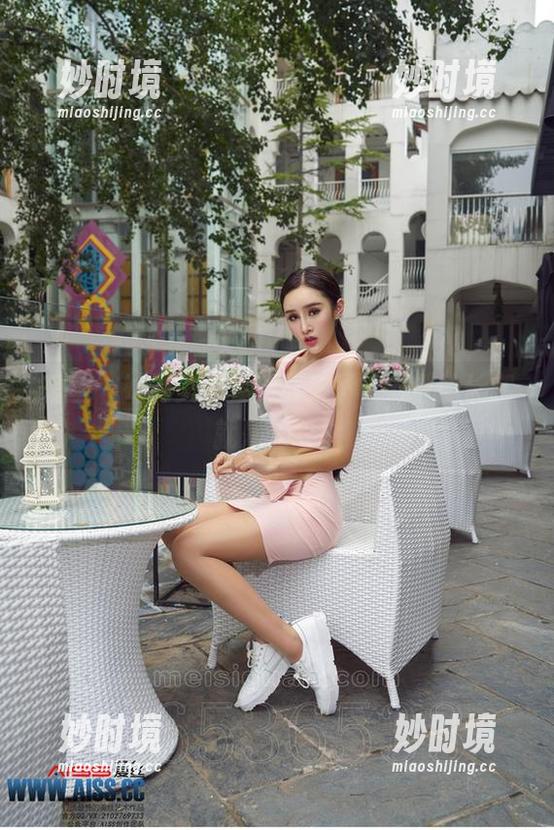 爱丝 - 她的美图更新又来了，若兮的长腿就是无敌！-妙时境