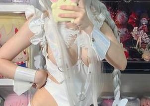 “这一季，白栎Shirly又带来镂空写真集更新，时不时让我想拿放大镜看细节”。