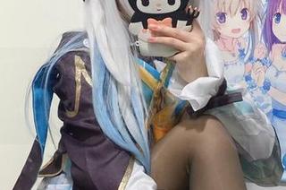 星穹之旅，白栎Shirly的作品集里流萤女仆回眸一瞥，有那么点让人不知所措。