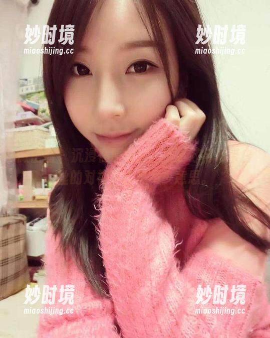微密圈 - 沉浸在原图里，童小芯与吊带白丝的对视，暗藏不少意思。-妙时境