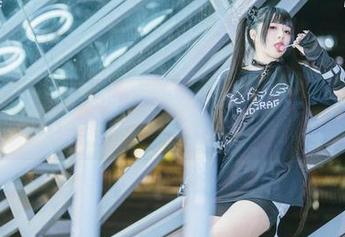 猫猫动漫制服+落落Raku=一系列超可爱的美图分享。小猫尾巴一抖一抖的，真有种追逐的怦怦感呢！
