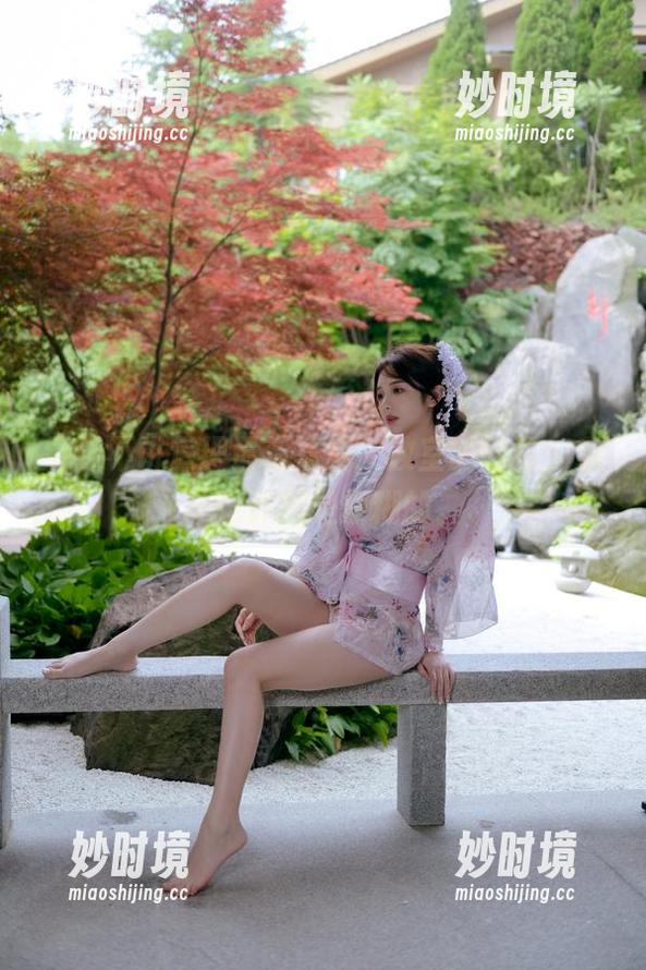 雯妹不讲道理最新写真：教室的回忆，童年也许都是模糊的。-妙时境