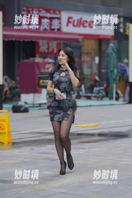 魔镜街拍 - 婷婷的白色吊带大冒险：黑丝美腿高清直击，保持合理赤脚的尺度！-妙时境